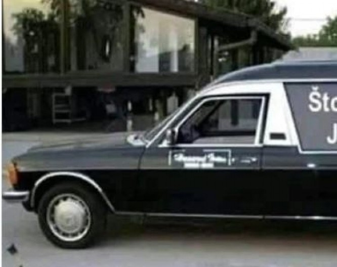 CRNI HUMOR NA TOČKOVIMA Zbog natpisa na pogrebnom vozilu ljudi u Srbiji se redom krste
