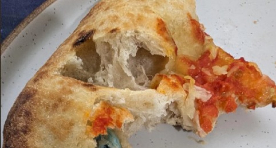 MUŠKARAC KUPIO SMRZNUTU PICU, PA DOŽIVEO HOROR Kad je zagrizao i shvatio šta je unutra, ZALEDILA MU SE KRV U ŽILAMA! (FOTO)