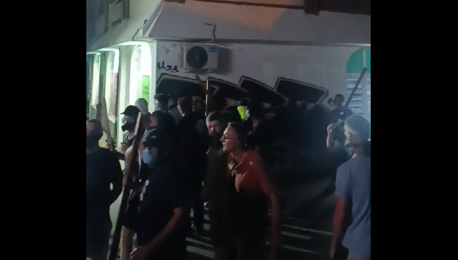 BLOKADERSKE USTAŠE U AKCIJI! Snimak maskiranih huligana koji najbolje pokazuje njihov planirani napad na policiju i građane (VIDEO)