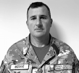 „POČIVAJ U MIRU. SLAVA TI I HVALA. Vojska Crne Gore oprostila se od Dejana Božovića, koji je poginuo tokom gašenja požara, u njegovu čast ispaljeni su počasni plotuni