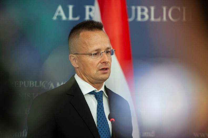 SIJARTO UDARIO NA BRISEL Cilj je da iz regiona skloni patriotske i vlade koje se zalažu za mir