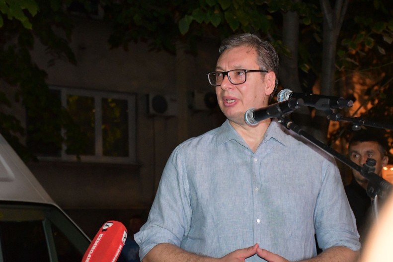 VUČIĆ PORUČIO: Svaki razbijen prozor – hiljade novih ljudi za normalnu Srbiju