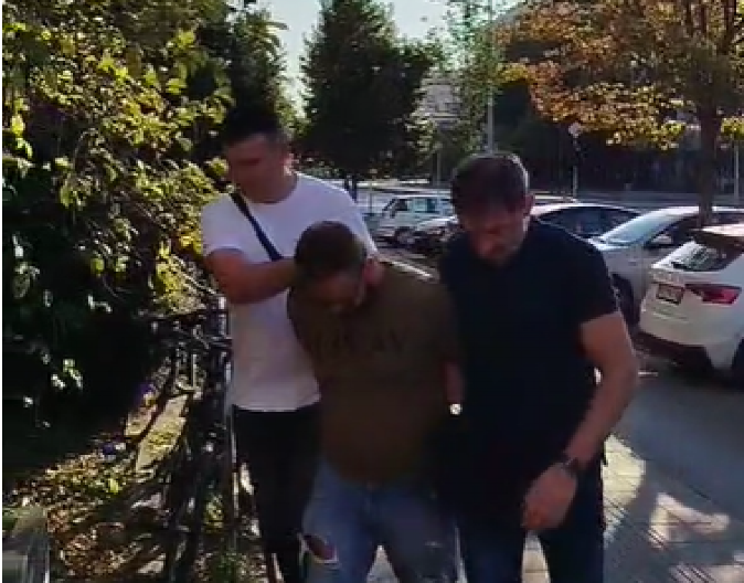 UHAPŠEN I BLOKADER D.K. ZBOG SINOĆNJEG HAOSA! Vandalizam, pretnje i uništavanje imovine (VIDEO)