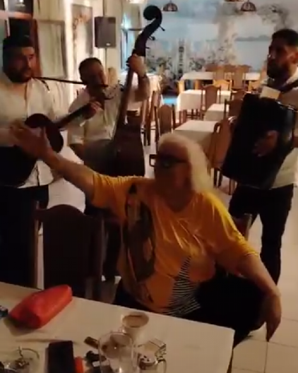 ZORICA MARKOVIĆ NAPRAVILA LOM Uz tamburaše u svojoj kafani zapevala veliki hit! (VIDEO)