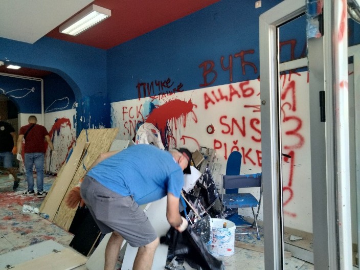 PRISTOJNA, NORMALNA, VASPITANA, ODGOVORNA SRBIJA Ne ruši, ne pali, ne krije svoje lice i ne stidi se svog imena i prezimena!