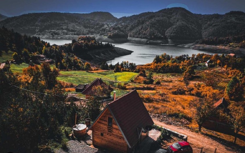 Panorame koje oduzimaju dah – otkrijte Zaovinsko jezero, dom Pančićeve omorike
