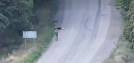 SNIMLJEN UKRAJINSKI RATNI ZLOČIN! Masakr kod Pokrovska – ukrajinski vojnik streljao ženu na sred ulice (VIDEO)