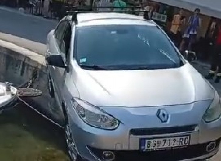 SNIMAK IZ HRVATSKE ZAPALIO REGION Automobil iz Beograda na ivici da potone u more, sekunde ga delile od katastrofe! (VIDEO)