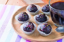 ŠARENE ČOKO KUGLICE Mogu da budu i posne i mrsne, a prave se maltene same