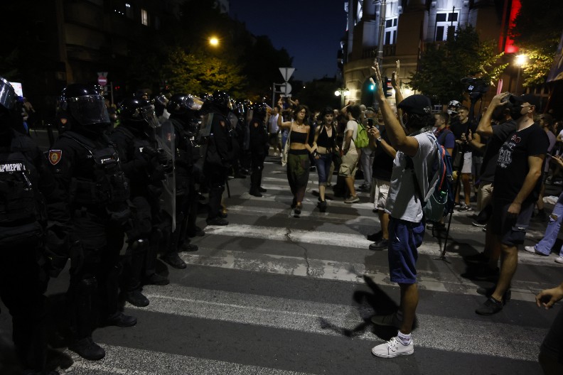 OPASNI POZIVI NA GERILSKI NAPAD! Blokaderski botovi pozivaju na napade na policiju i njihove porodice