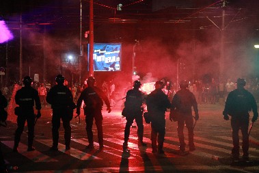 BLOKADERI PRETUKLI INFLUENSERKU (18) Stravični detalji incidenta: "Razbili su mi usnu, ruka mi krvari!"