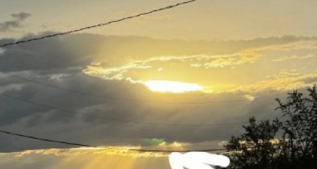 ŠTA JE OVO, MAJKO MILA?! Hteo da slika zalazak sunca, a uhvatio jeziv prizor – mreže gore od komentara! (FOTO)