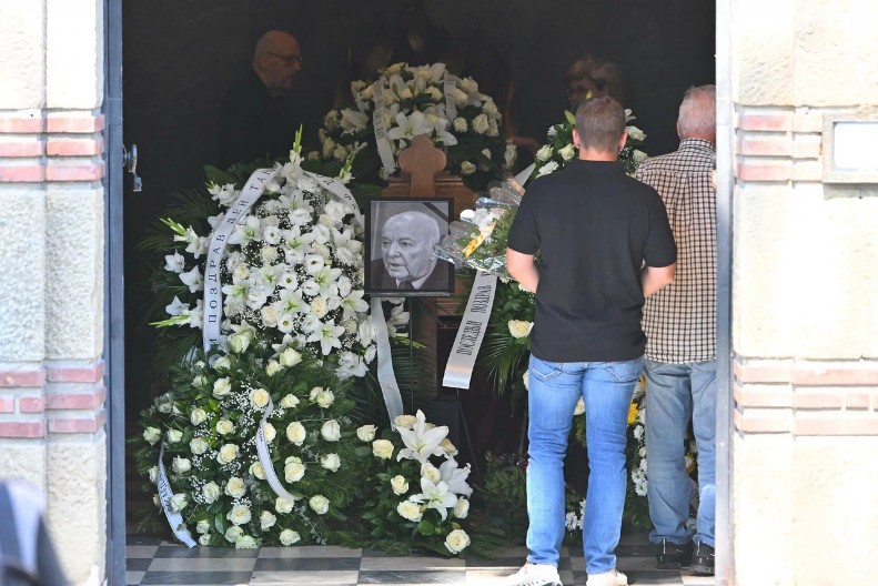 ODLAZAK NA VEČNI POČINAK Sahranjen bivši fudbaler i predsednik Crvene zvezde Dobrivoje Tanasijević - Den Tana