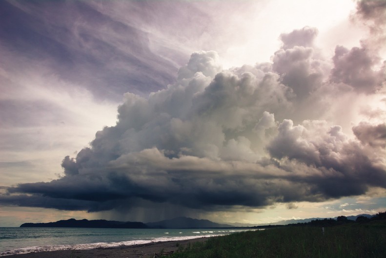 OLUJNA ZVER STIŽE NA BALKAN, PRETE SUPERĆELIJSKE OLUJE Ovi delovi u opasnosti, HAOS KOD NAS KREĆE U TOKU NOĆI