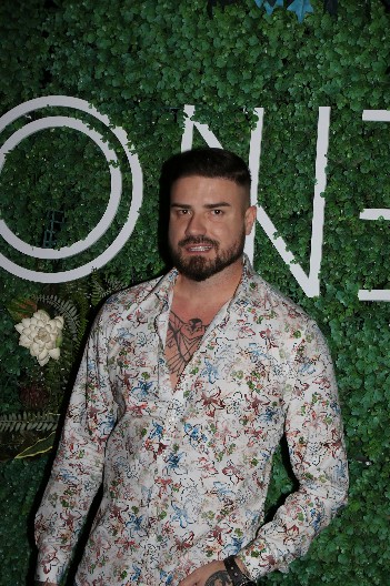 POVOD ZA SLAVLJE DALEKO OD SRBIJE! MC Stojan verenicu krije od javnosti, a evo zašto je javno iznenadio i prekrio joj lice (FOTO)