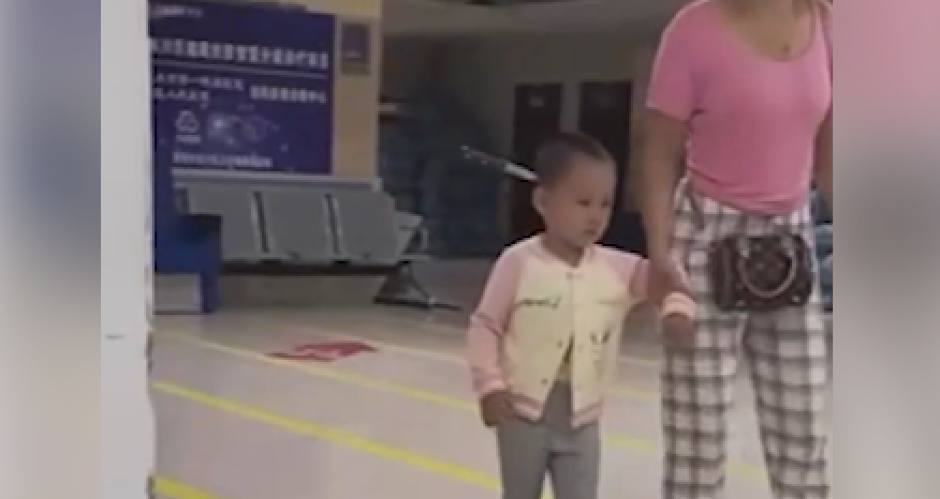 BIZARNO Trogodišnja devojčica ušetala u bolnicu sa nožem u glavi