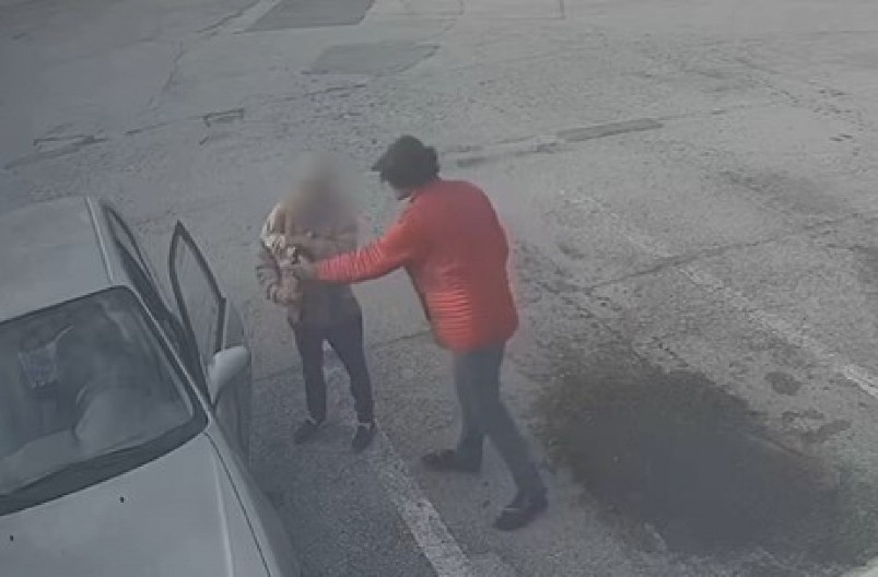 NOŽEM PRETIO DEVOJCI NA AUTOBUSKOJ STANICI Mladić (26) opljačkao devojku u Zemunu