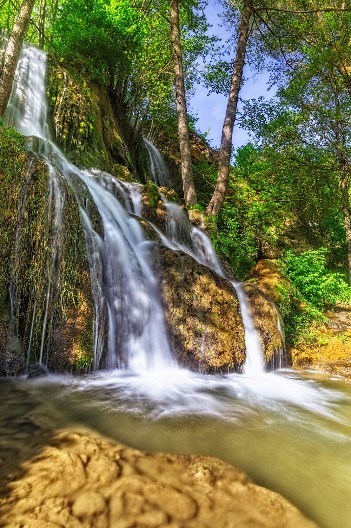 RODITELJI GLEDALI KAKO IM SIN PADA  Udario je glavu o stenu pa upao u vodu, otac ga odmah izvukao