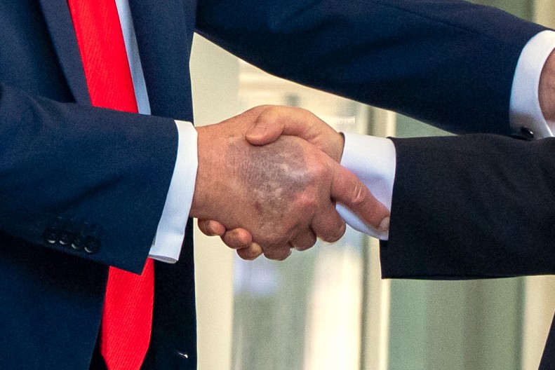 SLIKE TRAMPOVE RUKE SA MODRICAMA PONOVO PREPLAVILE INTERNET Evo šta je Bela kuća o tome rekla (FOTO)