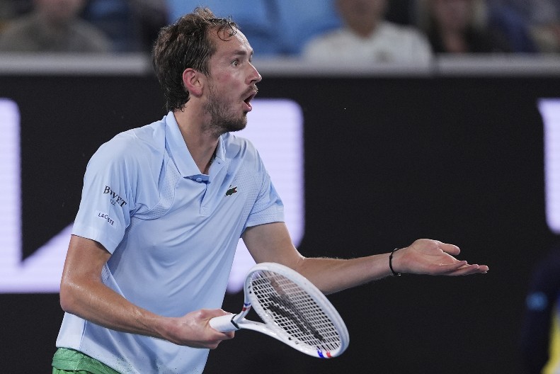 TREBA MU POMOĆ Ceo svet tenisa zabrinut za Medvedeva