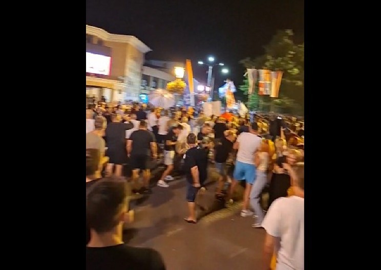 GAĐALI KAMENJEM POLICIJU I GRAĐANE U VRBASU Uhapšena dvojica muškaraca