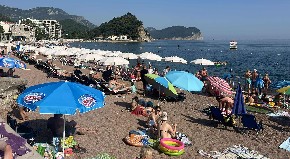 VIRALNI HIT SA PLAŽE NA JADRANU Momak zaštitio glavu od sunca na potpuno neverovatan način, REGION PLAČE OD SMEHA! (FOTO)