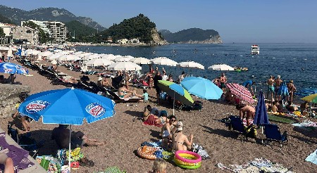 VIRALNI HIT SA PLAŽE NA JADRANU Momak zaštitio glavu od sunca na potpuno neverovatan način, REGION PLAČE OD SMEHA! (FOTO)