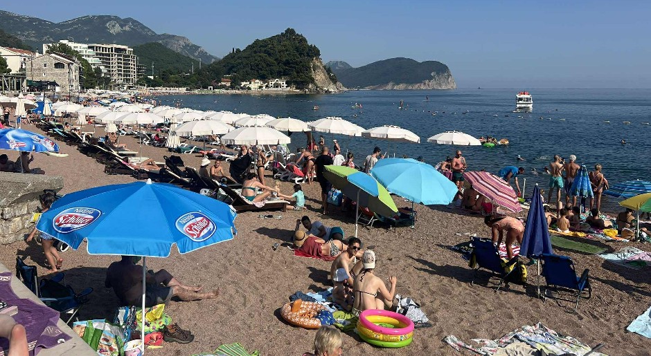 VIRALNI HIT SA PLAŽE NA JADRANU Momak zaštitio glavu od sunca na potpuno neverovatan način, REGION PLAČE OD SMEHA! (FOTO)