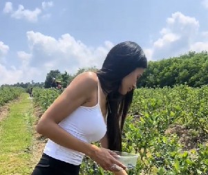 BRALA BOROVNICE NA IMANJU DEČKA SA KOJIM SADA ČEKA PRVO DETE! Pevačica ne krije da je neki novac teže zaradila