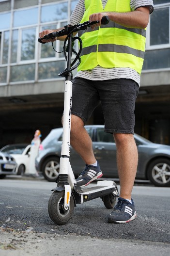 DEČAK (12) IZ VRANJA UDARIO U KAMION ELEKTRIČNIM TROTINETOM Dva meseca u bolnici, lekari mu amputirali nogu