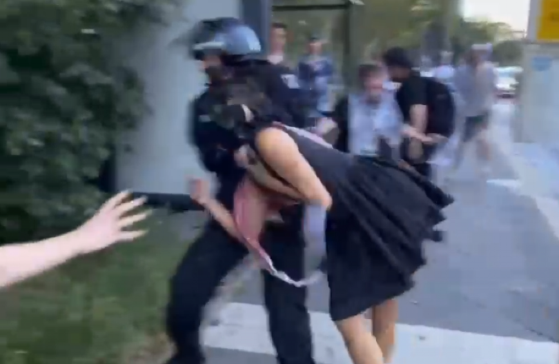 HVATA JE ZA VRAT I BRUTALNO BACA NA ZEMLJU Ovako se prema devojkama koje krše zakon ponaša policija u EU članici (VIDEO)