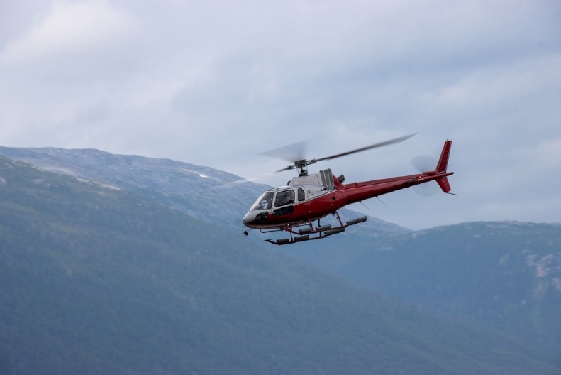 HELIKOPTER SA OSAM LJUDI NESTAO SA RADARA Potraga u toku