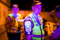 MALO POPIO PA SEO U "MERCEDES" Tokom vožnje izgubio kontrolu pa udario u banderu