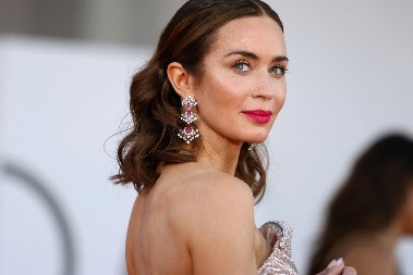 VENECIJA SKORO NIJE VIDELA OVAKVU HALJINU  Emili Blant u kristalima od glave do pete - održala modni čas iz glamura