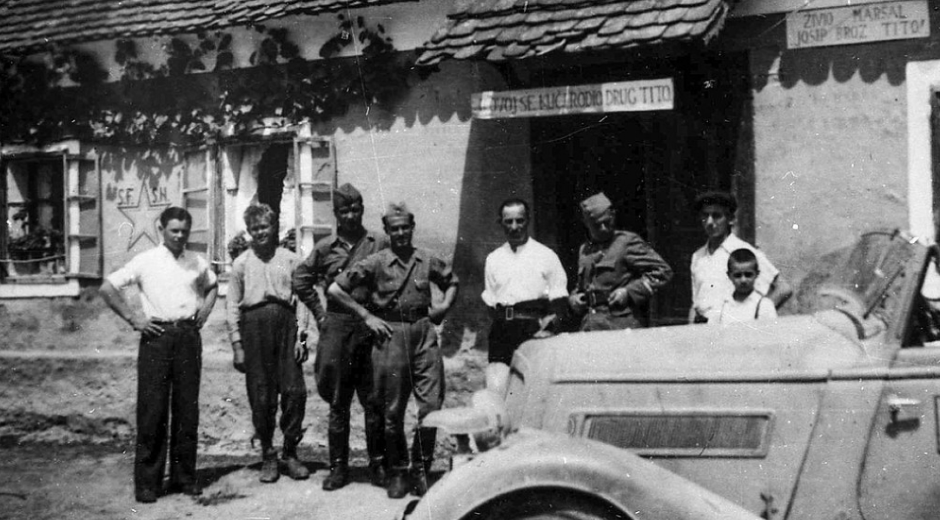 VIC DANA Ide Tito sa partizanima kroz džunglu, i pred njih iskoči King Kong...