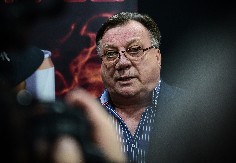 I NE SLUTI ŠTA MU SE SPREMA Halid Bešlić leži na onkologiji, a ovo će ga sačekati kada se vrati kući