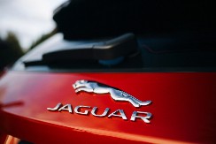 Od prikolice do prestiža – Jaguar ostaje kralj luksuza