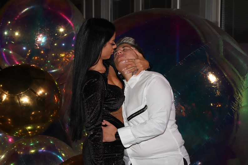 CELA PLAŽA GLEDALA MATORU I DRAGANU ŠTA RADE Palo polivanje vodom, scena za pamćenje! (VIDEO)