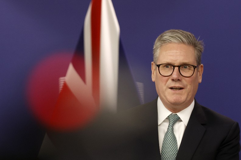 SKANDAL U BRITANSKOM PARLAMENTU: Sakriven telefon trebao da pusti se*s audio snimke tokom govora premijera!