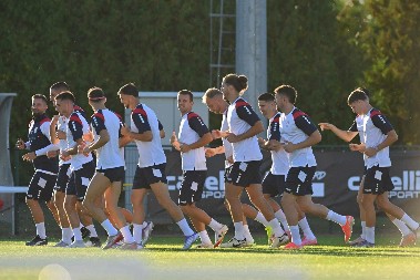 VAŽAN MEČ ZA "ORLOVE" Fudbaleri Srbije stigli u Rigu na okršaj sa Letonijom (VIDEO)