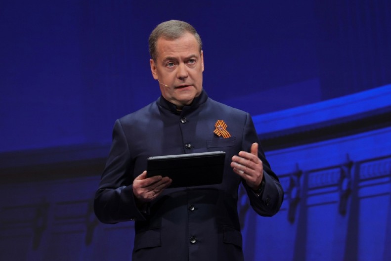 MEDVEDEV PRETI LONDONU I KIJEVU: "Vratićemo vam novac – teritorijom zemlje 404!“