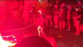 (UZNEMIRUJUĆI VIDEO) Ovako su blokaderi pokušali da spale Srbe kao nacisti Ruse u Odesi