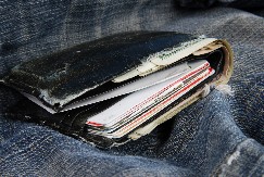 PRONAŠAO NOVČANIK SA NOVCEM I PAPIRIMA Kada ga je predao policiji, usledio je ŠOK - vlasnik se našao u neviđenom problemu!