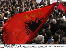 ALBANCI OSTAVILI ZLOGLASNE SIMBOLE PORED SRPSKE CRKVE! Jeziva scena kod Kosovog Polja