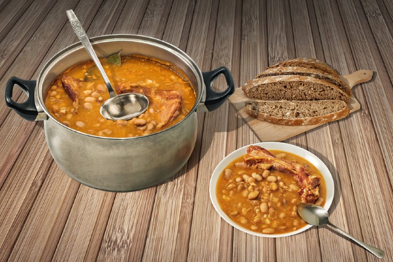 NAPRAVITE PASULJ KOJI NE NADIMA PO RECEPTU NAŠIH BAKA Dovoljno je dodati jedan tajni sastojak u vodu i problem je rešen