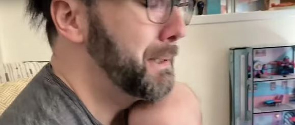 ALEKSANDAR DOČEKAO ŽENU I BEBU IZ PORODILIŠTA, ALI MU JEDNA STVAR NIJE DALA MIRA Kad je stigao DNK test – počela je NOĆNA MORA