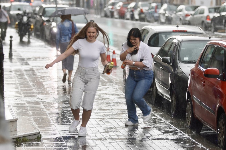 STIŽE KIŠA I U BEOGRAD! U ovom delu dana pljuskovi sa grmljavinom