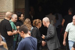 NJU NIKO NIJE OČEKIVAO! Glumica u crnini slomljena na sahrani Mihaila Vukobratovića (FOTO)