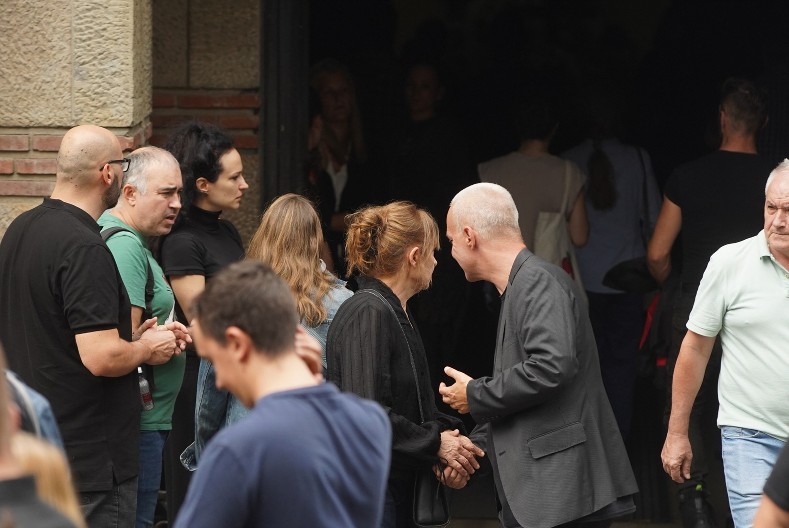 NJU NIKO NIJE OČEKIVAO! Glumica u crnini slomljena na sahrani Mihaila Vukobratovića (FOTO)