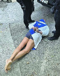 FILMSKE SCENE Škaljarac bežao u gaćama i bademantilu!